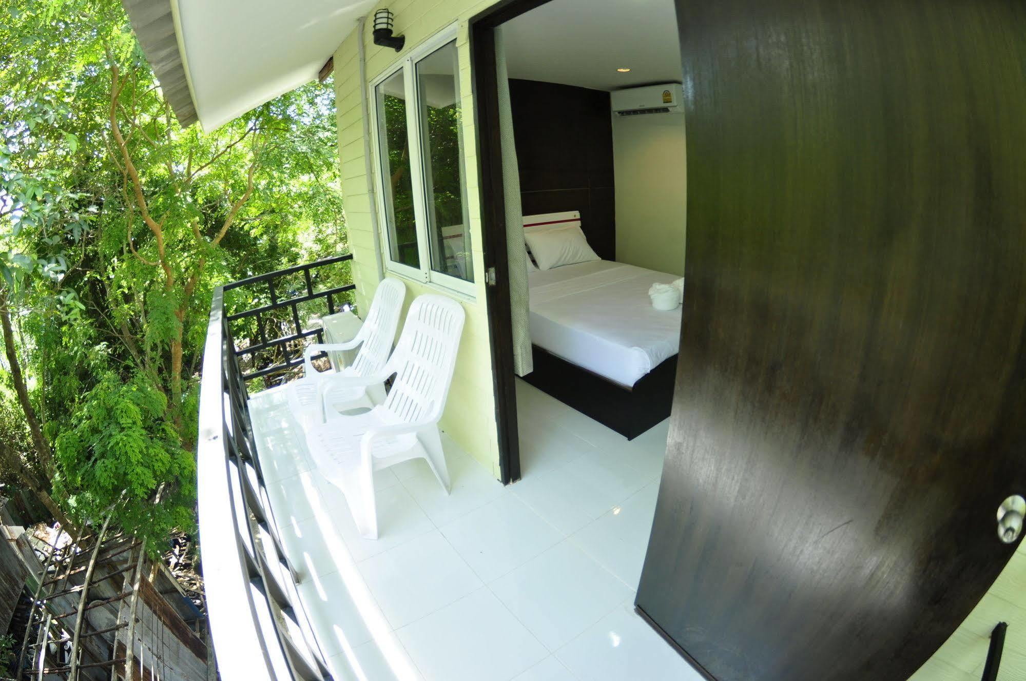 Kitty Guesthouse Phi Phi Islands Esterno foto